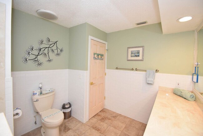 Building Photo - 3 Cherokee Ct W