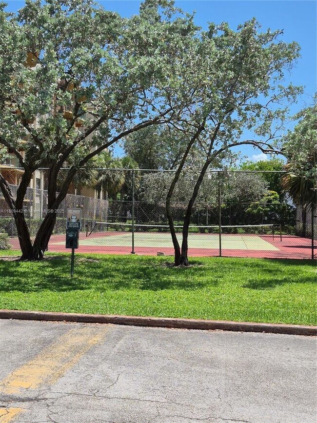 Building Photo - 9320 Fontainebleau Blvd