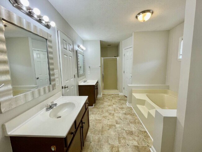 Building Photo - Newly Updated 3-Bed, 2-Bath Nest in Fayett...
