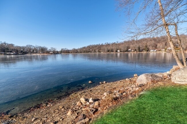 Building Photo - 103 Upper Lakeview Ave