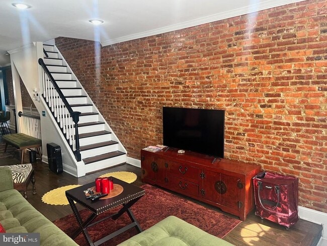 Primary Photo - 211 S Robinson St
