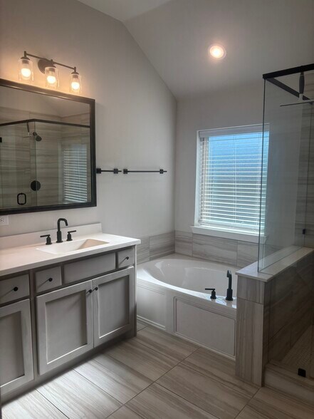 Building Photo - 8625 Spindletop Dr
