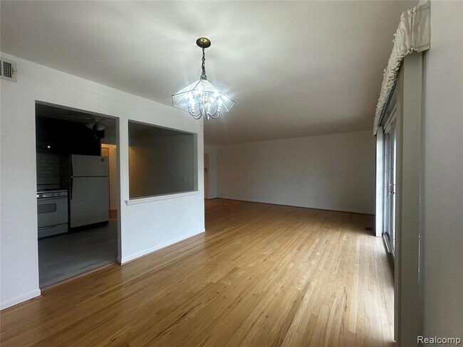 Building Photo - 458 Fox Hills Dr S