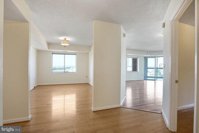 Building Photo - 2121 Jamieson Ave