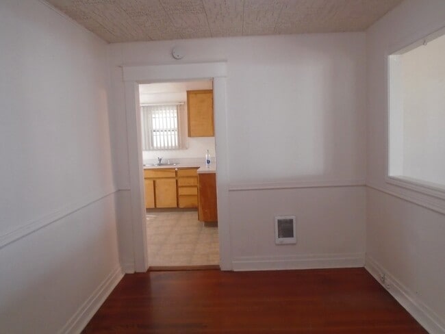 Building Photo - 435 Wilson St S