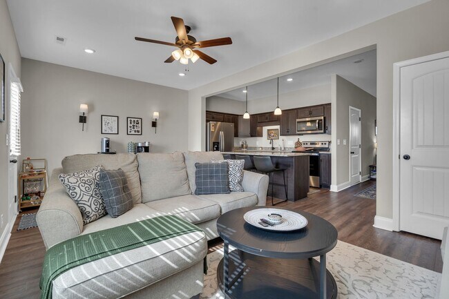Building Photo - Pet Friendly Two Bedroom!
