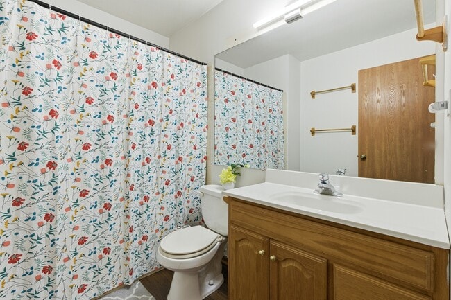 Building Photo - 1297 Woodlake Dr