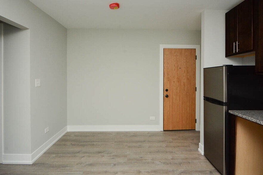 Building Photo - 533 W Belden Ave