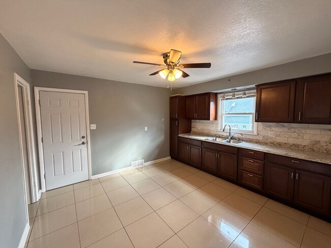 Building Photo - 5284 N Teutonia Ave