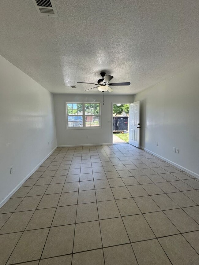 Building Photo - 2 BED / 1 Bath Apartment in Truman.  READY NOW!