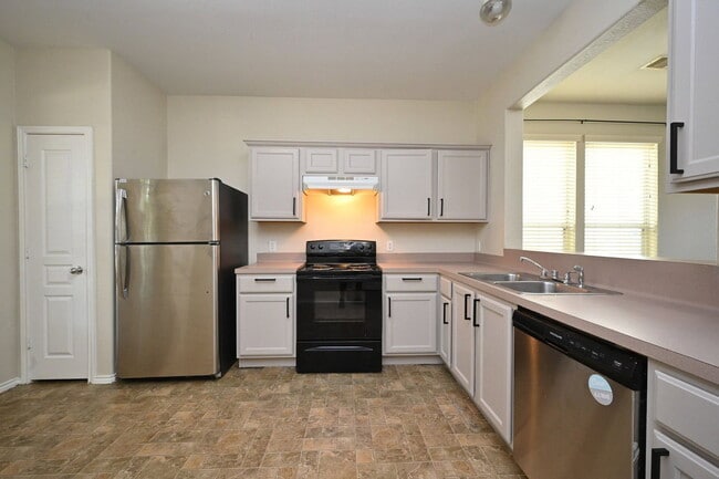 Building Photo - 16806 Mammoth Springs Dr