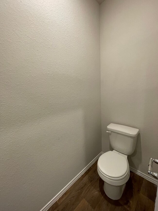 Building Photo - Beautiful 4 bedroom, 2.5 bathroom home in a great location!