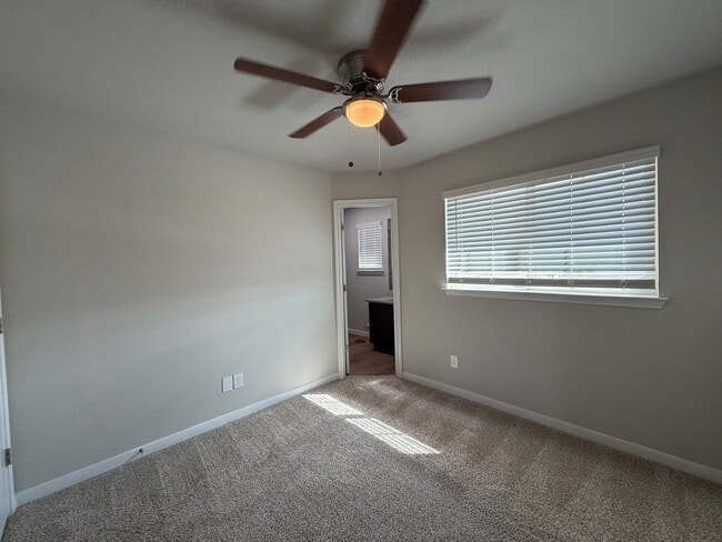 Building Photo - 466 Emma Dr