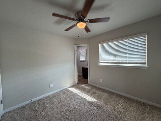 Building Photo - Modern 3/2 Townhome in NBTX