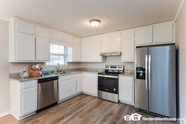 Building Photo - 5 BEDROOM 3 FULL BATH MULTI-LEVEL IN RIVER...