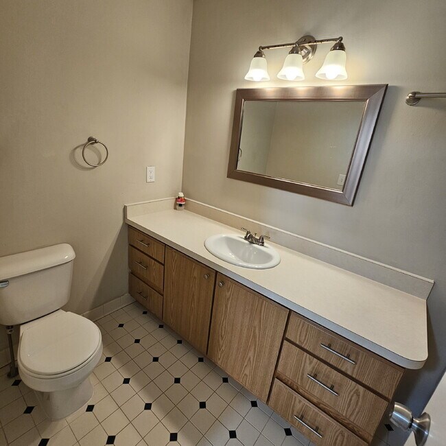 Building Photo - 2-bedroom, 1.5 bath that features two bedr...