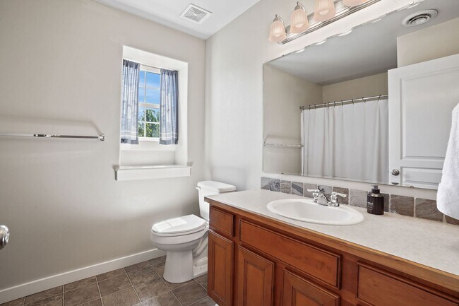 Building Photo - 4bd/2.5ba South Boise Home w/3-Car Garage!