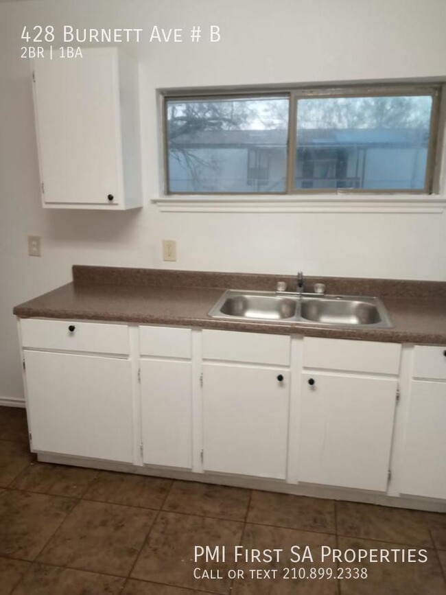 Building Photo - 2 bedroom and 1 bathroom unit ready to mov...