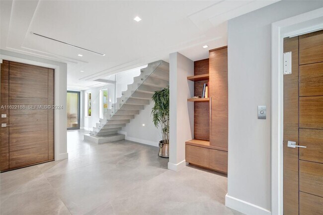 Building Photo - 305 Oak St