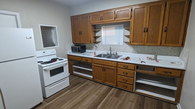 Building Photo - NICE THREE BEDROOM HOME ON NEARLY 1/3 ACRE FENCED YARD IN DENVER! AVAIL. DEC. 1st!