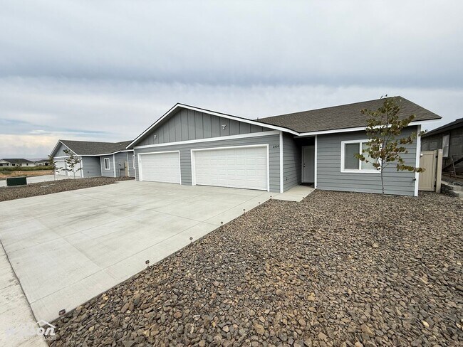 Building Photo - 2507-2509 S 47th Ave