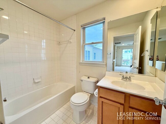 Building Photo - 1041 5th St SE