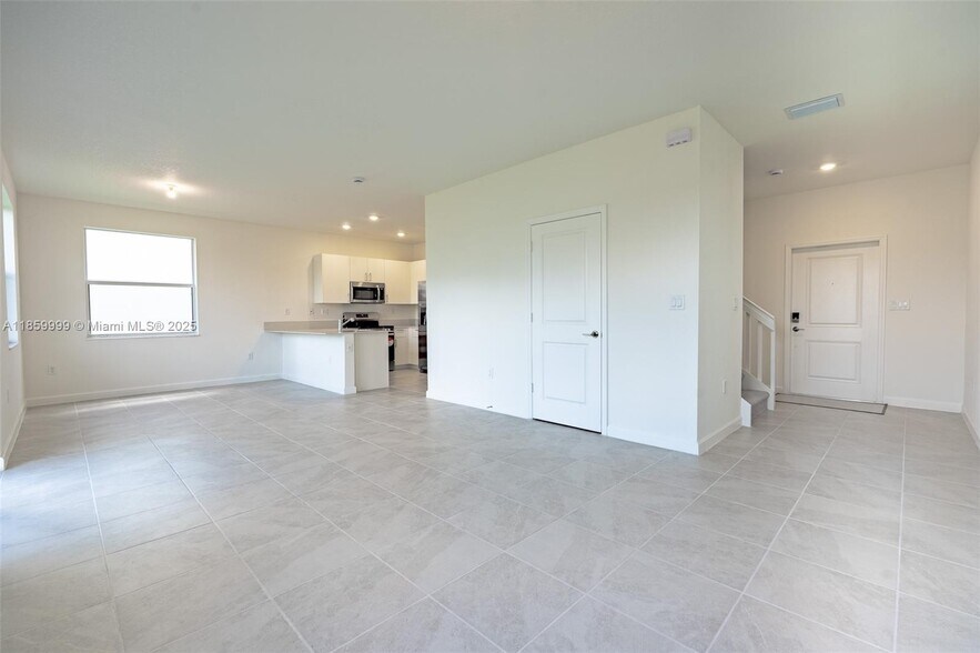 Building Photo - 2637 SE 24th Ct