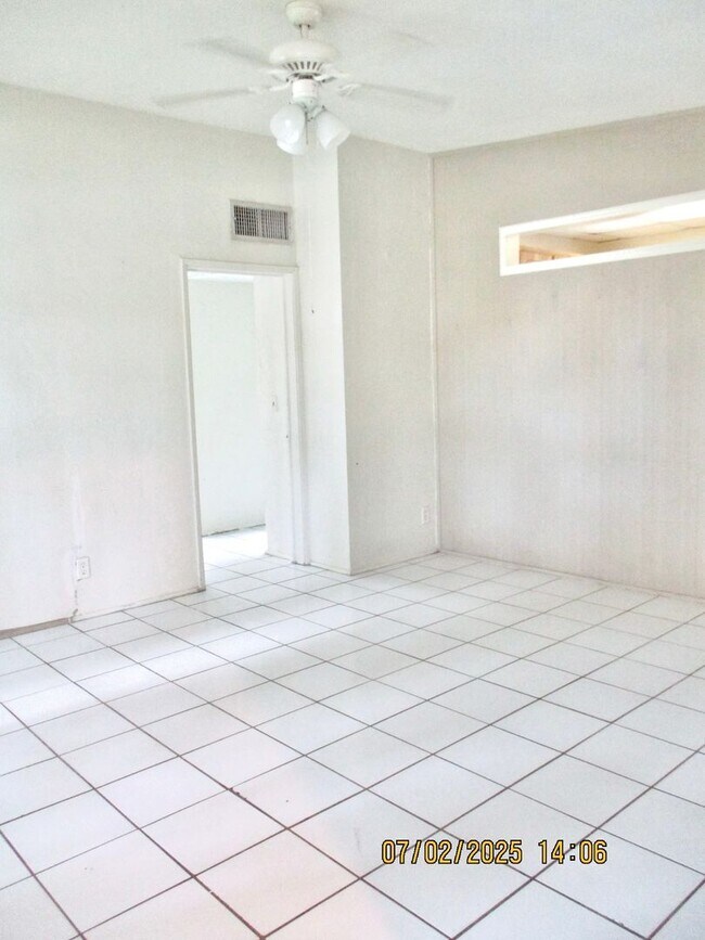 Building Photo - Spacious 3-Bedroom, 2-Bathroom Home in Des...