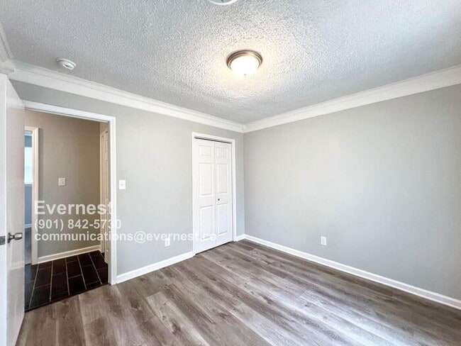 Building Photo - 3210 Briarwood Dr