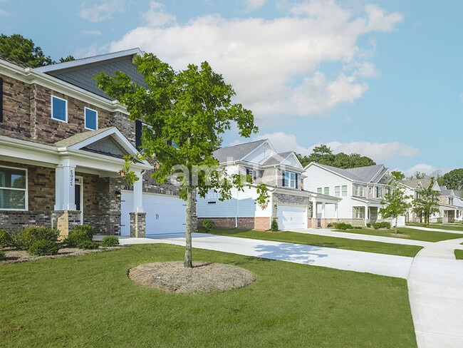 Building Photo - 789 Carnaby Ln