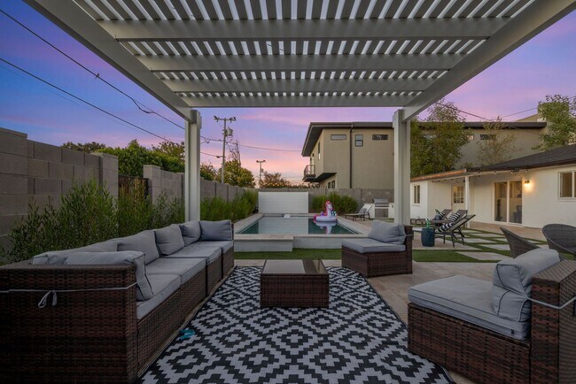 Building Photo - COMING SOON! Fully Furnished 3 Bedroom 3 Bathroom Home in Old Town Scottsdale