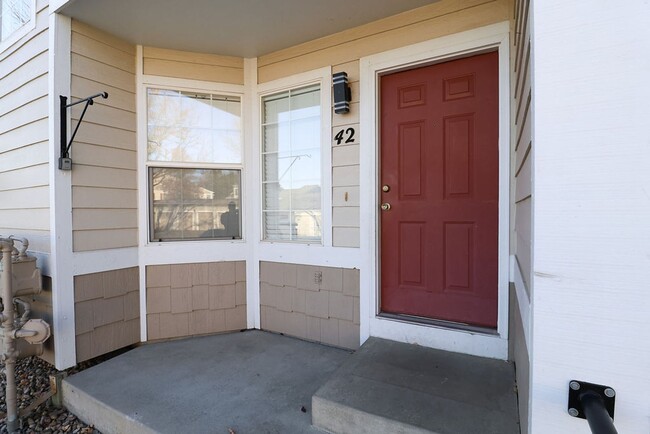 Building Photo - 2 Bedroom Townhome, with detached Garage.