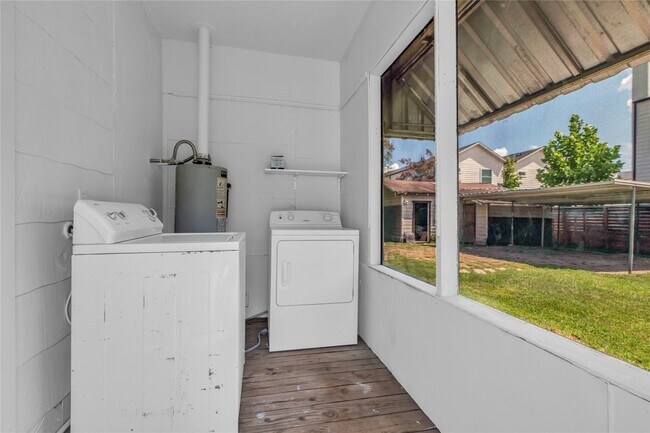 Building Photo - 807 1/2 Fisher Street Unit