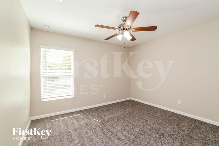 Building Photo - 422 SW Cherryhill Rd