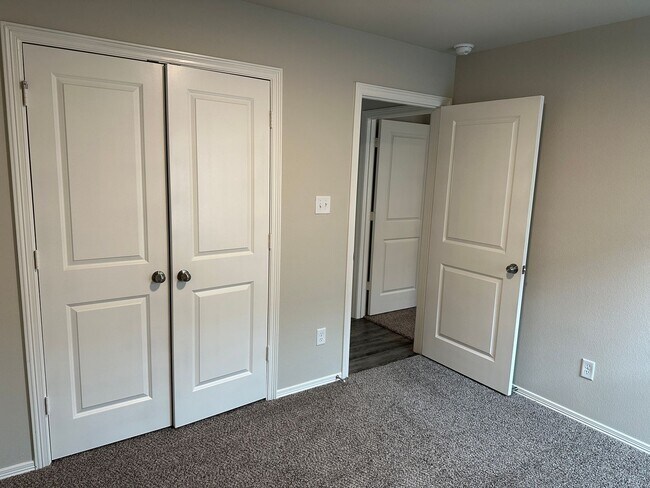 Building Photo - Navasota - NEW BUILD -3 bedrooms / 2 bath / 2 car garage with fenced in yard.