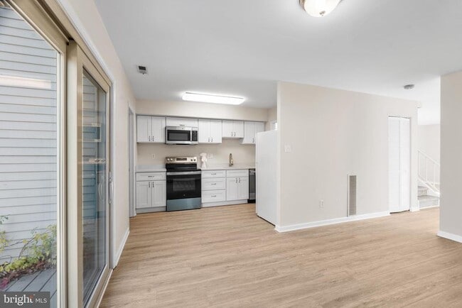 Building Photo - 3964 Bainbridge Ct