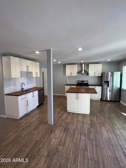 Building Photo - 1115 E Whitton Ave