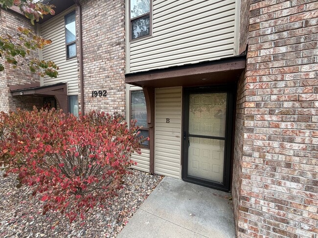 Building Photo - Lakefront 2 bed 2.5 bath townhouse!