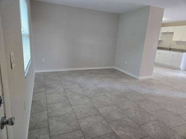 Building Photo - CPH Sebring LLC