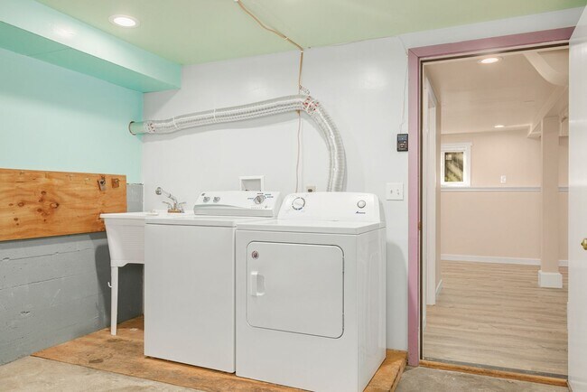 Building Photo - Beautiful 4 Bedroom Near U Village