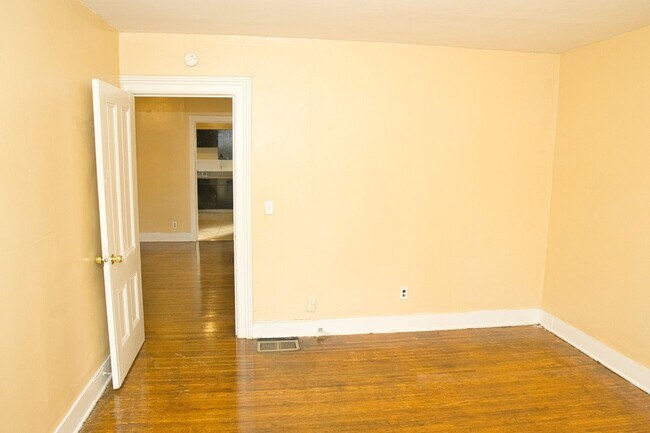 Building Photo - 865-869 Clifford