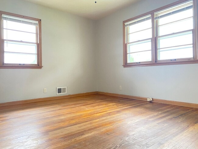 Building Photo - Beautiful 3 bed 1 bath house, over sized driveway, garage and fenced in back yard $1795