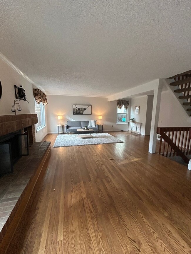 Building Photo - 5 BR/3 1/2 BA in the Desirable Meadowglen Community!!