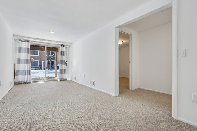 Building Photo - 13 Eton Ct