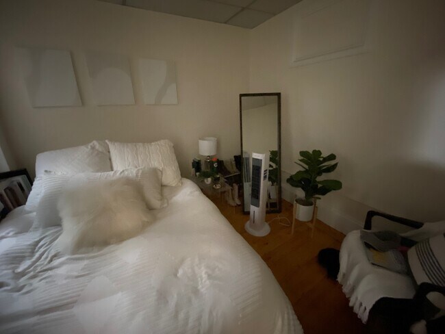 Building Photo - 53 Joy St