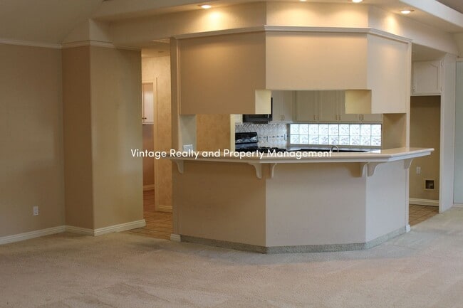 Building Photo - Top Of The Line Big 2/3 Bedroom Single Story Home Ready to Go!!!