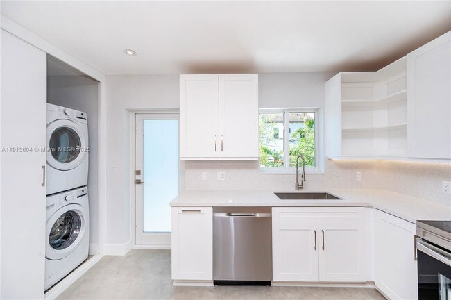 Building Photo - 636 Malaga Ave