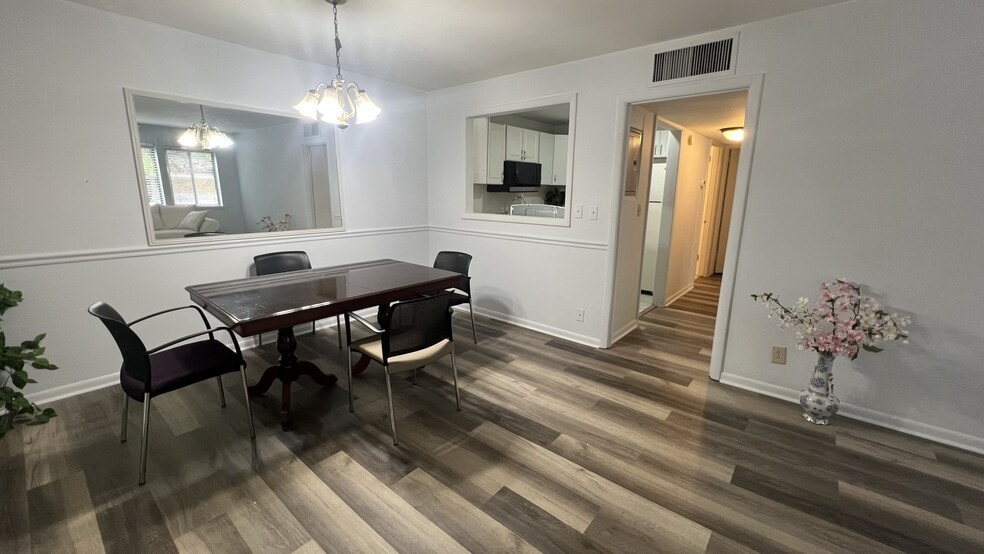 Building Photo - 3210 Orleans Dr