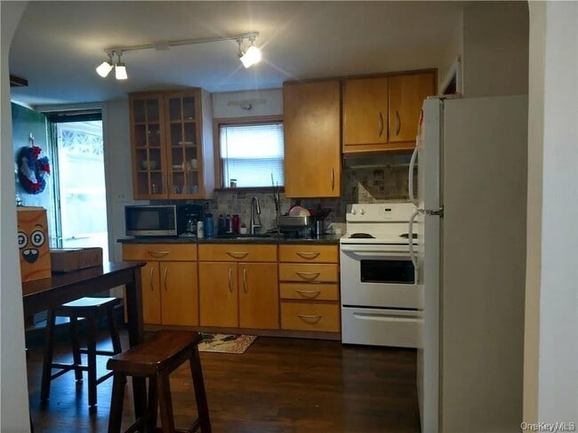 Building Photo - 98 Mearns Ave