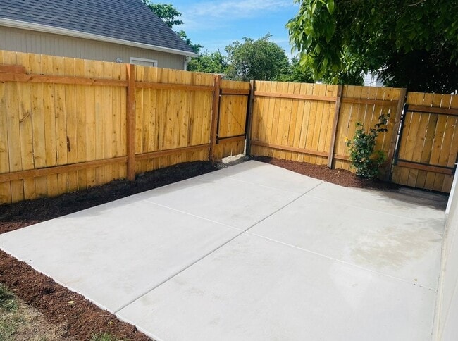 Building Photo - 3 Bedroom Home on Large Corner Lot!